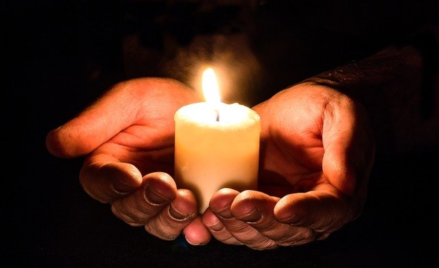 Что значит свеча в суевериях, или 9 примет связанных с ними